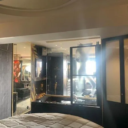 687 Luxe Coursives En Face Du Waiki דירה אגדה